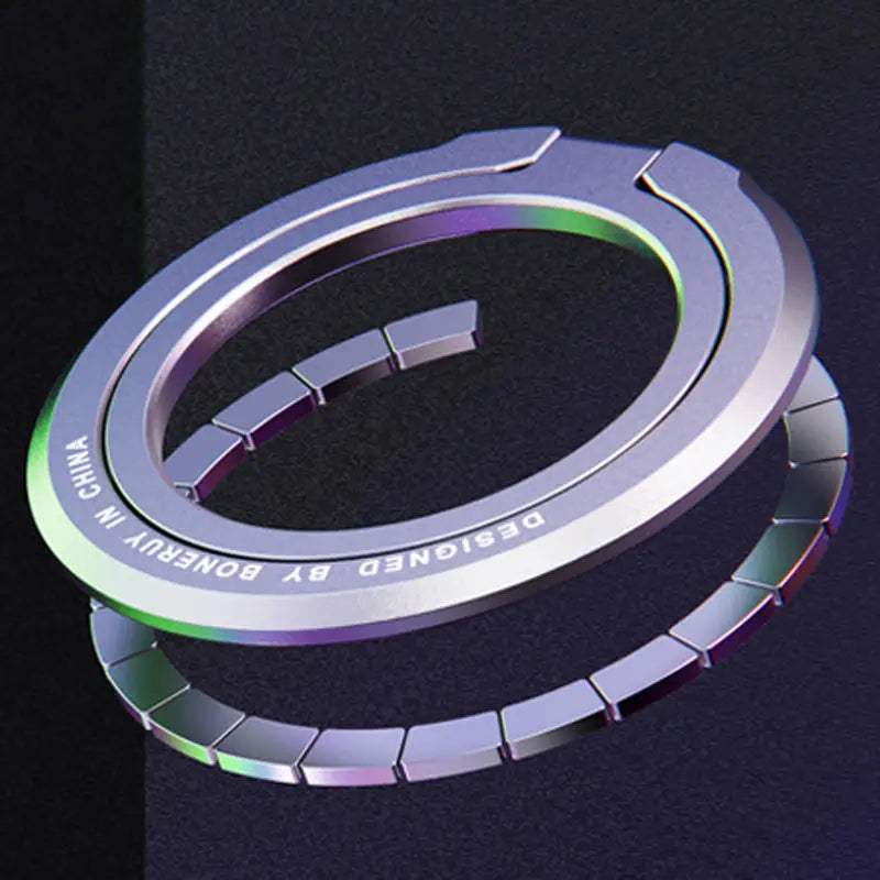 Un anillo soporte metálico magnético para teléfono MagSafe, de apariencia elegante, con diseño segmentado moderno y reflejos irisados del arcoíris a lo largo de sus bordes.