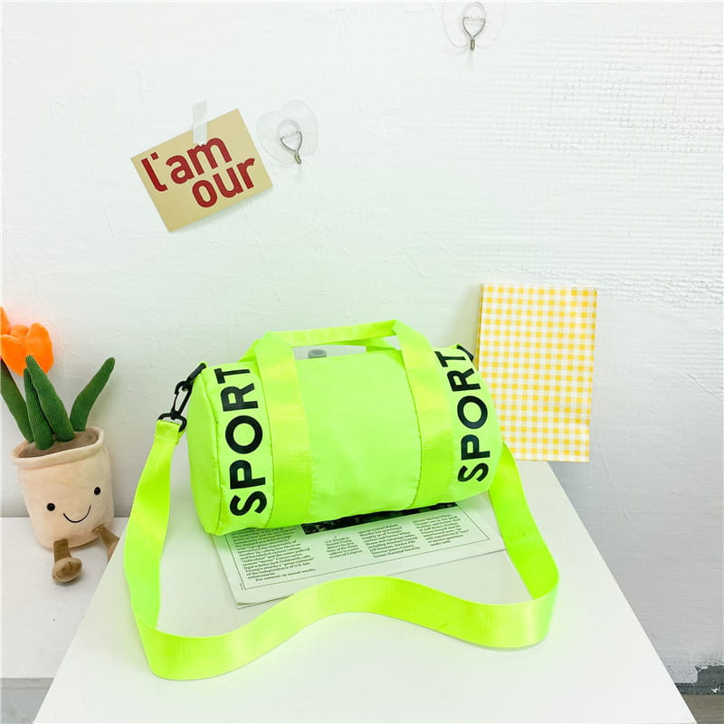 Neon-grüne Kinder-Sport-Reise-Sporttasche mit schwarzer Sportbeschriftung an den Seiten und passendem verstellbarem Riemen, entworfen für Reise-, Gym- und Crossbody-Gepäck.