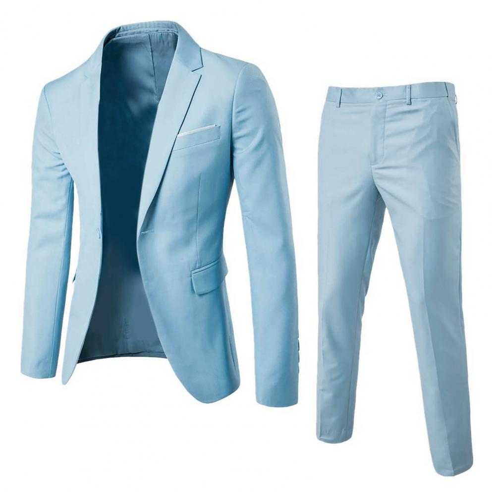 Traje de dos piezas color azul claro, de color sólido, corte slim fit, con chaqueta de manga larga y pantalones a juego, que incluye largo de pantalones entallado para uso formal.