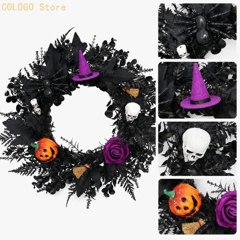 Halloween-Kranz mit schwarzem Grund, verziert mit einem violetten Hexenhut, weißen Totenköpfen, einer orangefarbenen Kürbiskugel und einer violetten Rose.