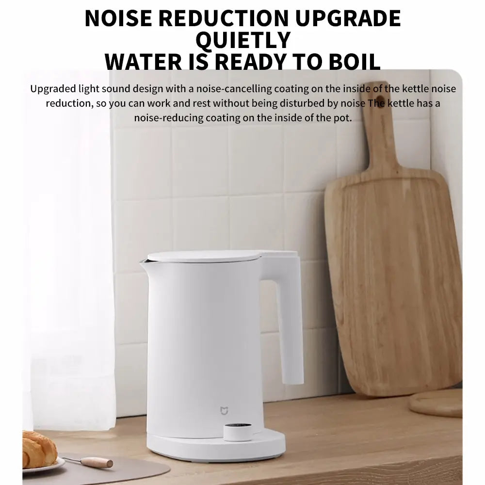 Weißen Elektro-Wasserkocher mit minimalistischer Gestaltung und dezentem Markenlogo auf dem Sockel des Xiaomi Mijia Smart Kettle 2 Pro Elektro-Wasserkochers.