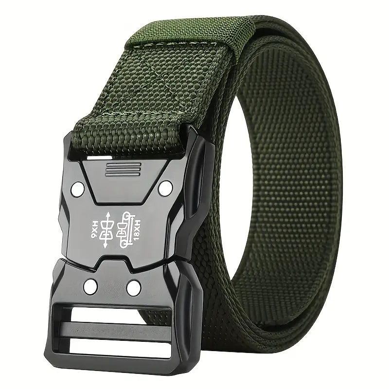 Ceinture tactique en toile vert foncé avec boucle robuste noire à libération rapide, comportant des symboles gravés, conçue pour un tour de taille d’entraînement des hommes.