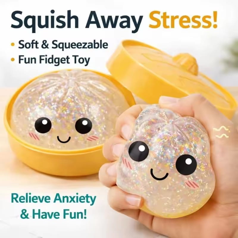 juguete exprimible de panecillo al vapor translúcido relleno de purpurina, con una carita de dibujos animados adorable, sostenido en la mano junto con un recipiente para vapor.