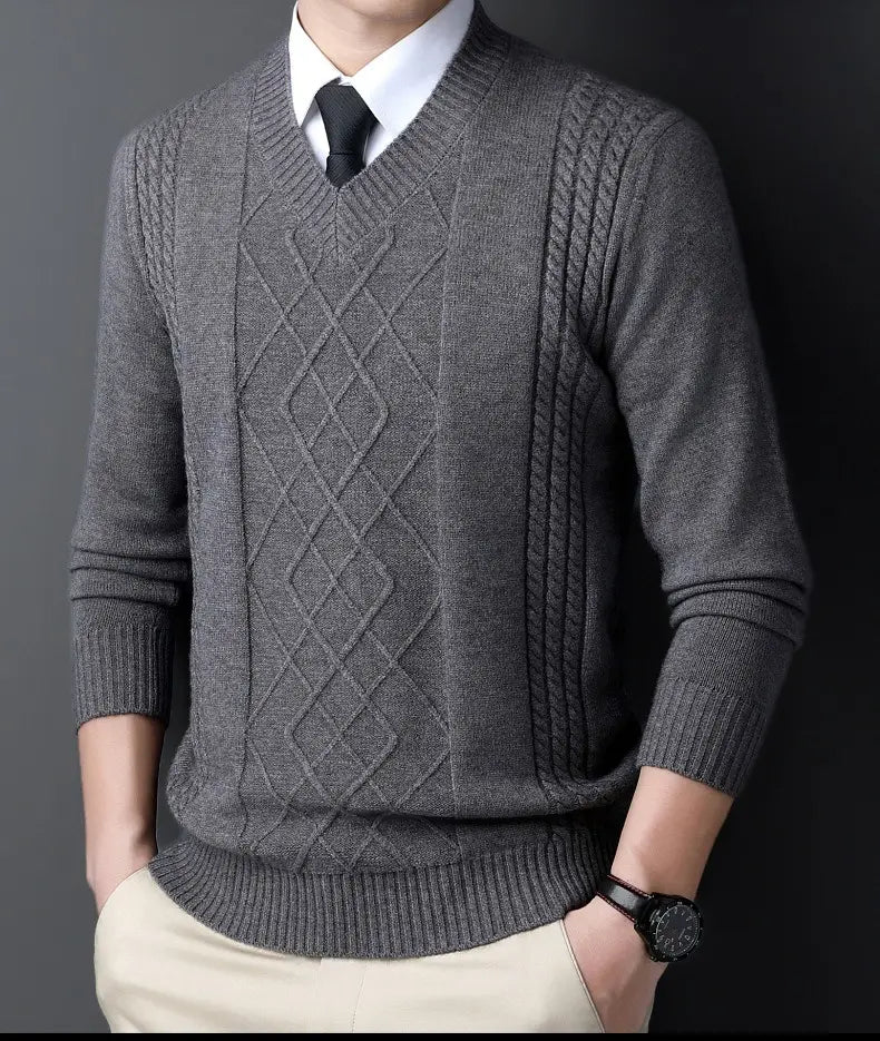 Herren-V-Ausschnitt-Strickpullover in Grau mit Zopf-, Diamant- und Seilmustern, entworfen als lässiger Winterpullover.