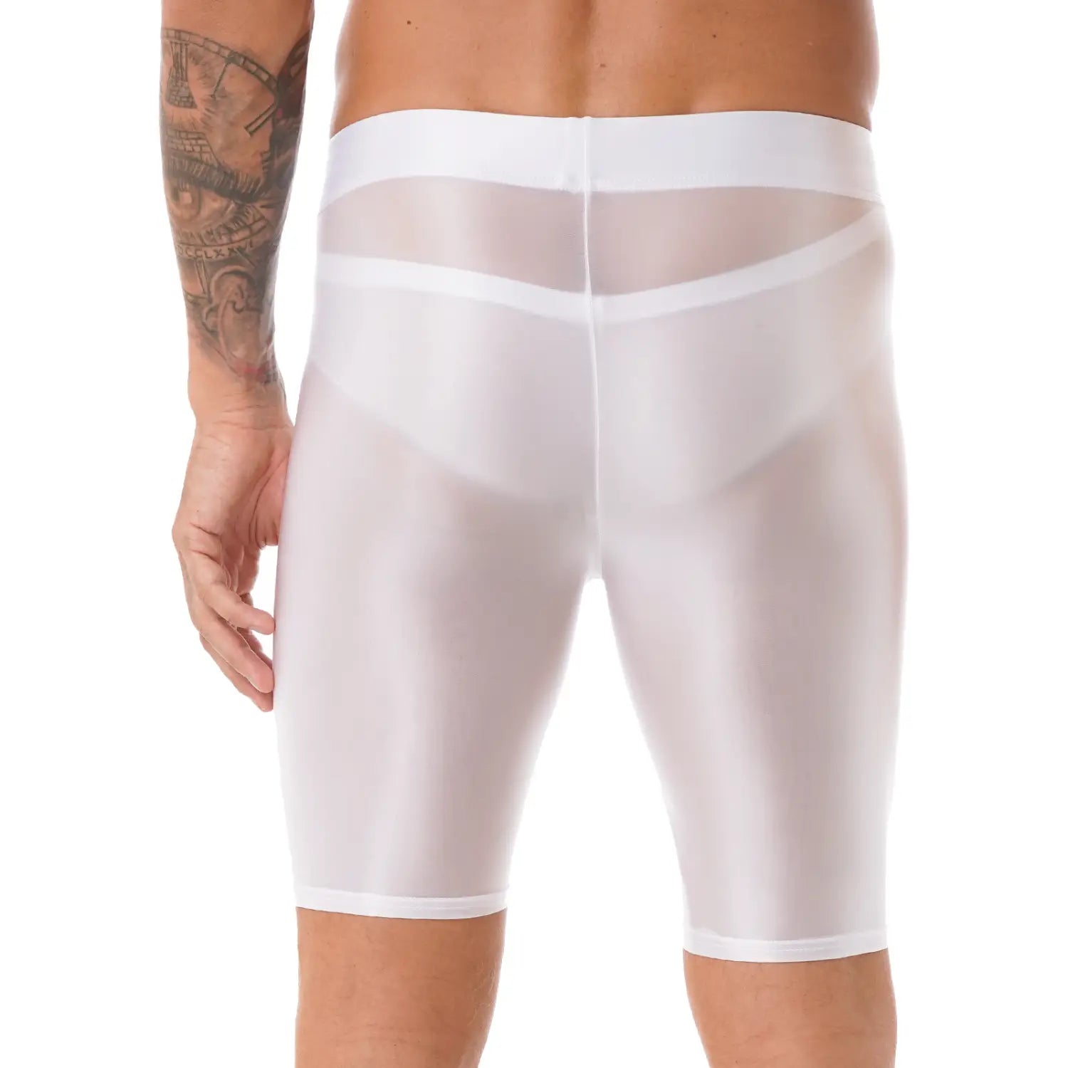 Briefs translúcidos blancos con acabado brillante liso y cinturilla elástica blanca que complementan la camiseta de compresión para hombre de manga larga y acabado brillante.