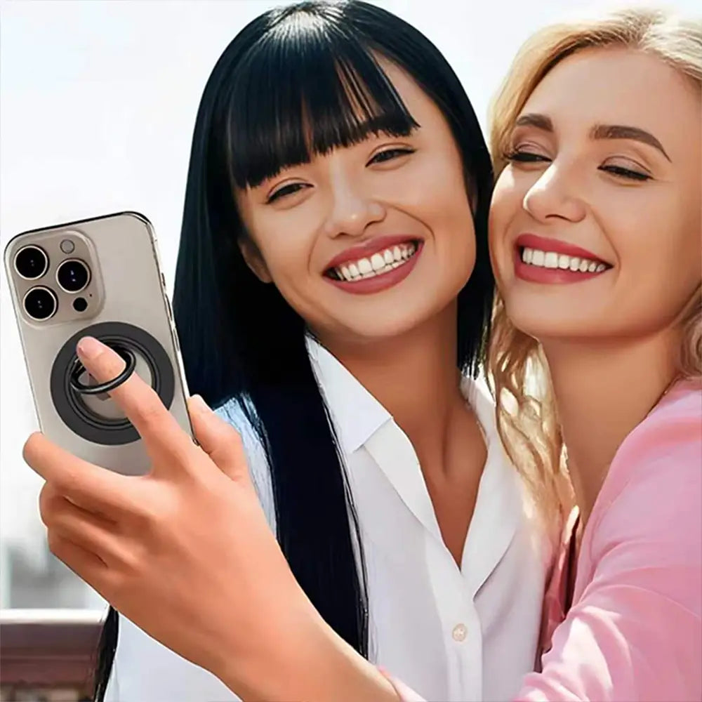 iPhone 13 Pro plateado que muestra la parte posterior, con un portateléfono magnético negro y el anillo para los dedos acoplados para una manipulación segura.