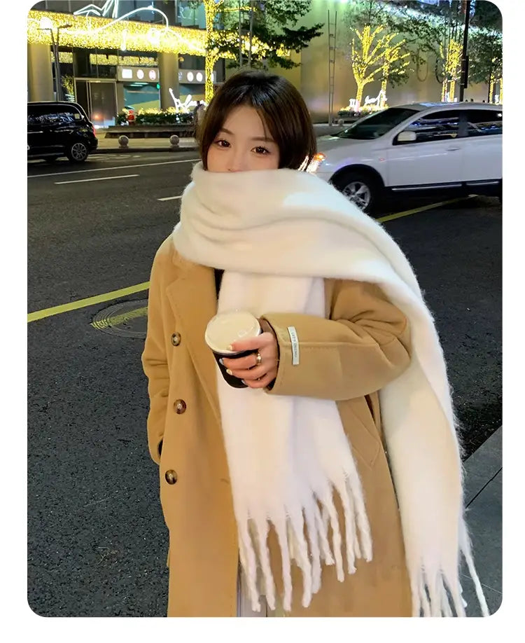 Una bufanda de cachemir de invierno rosa para mujer con una textura blanca, suave y esponjosa, y una decoración de flecos largos.