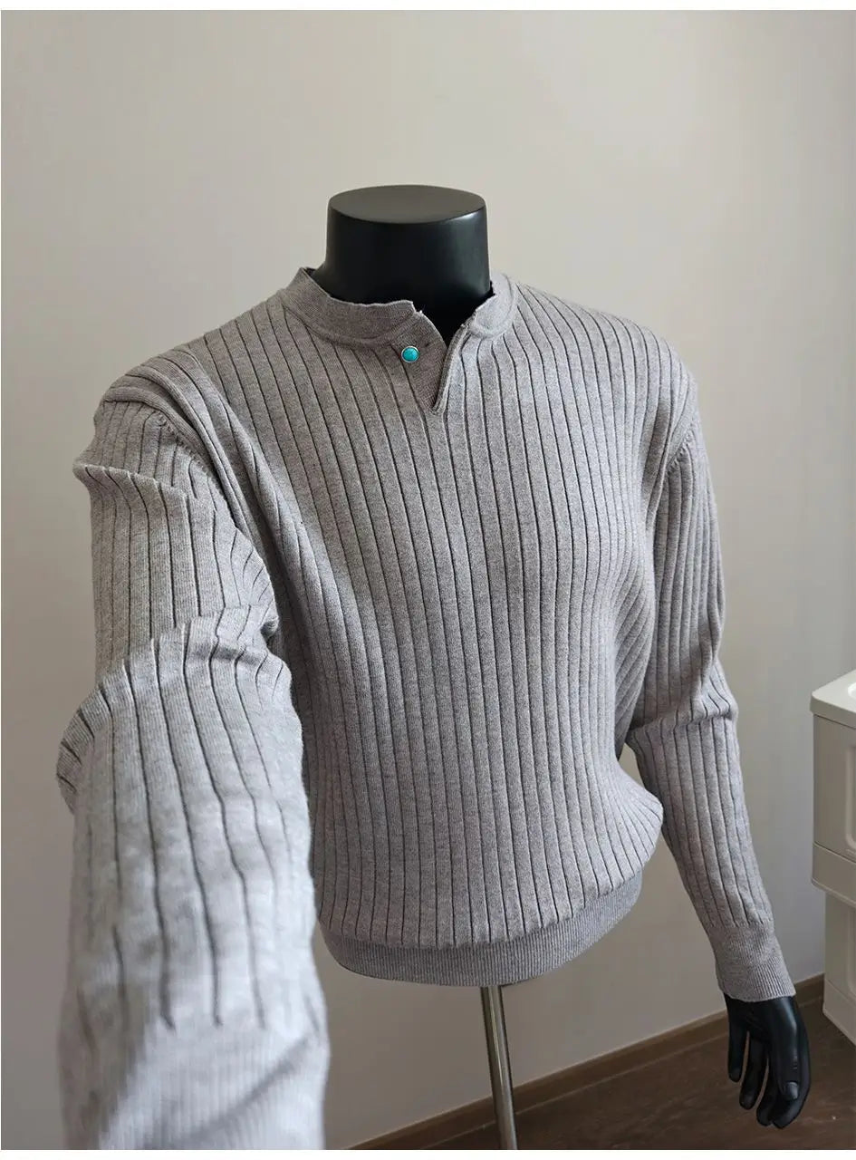 Herren-Rippstrickpullover in Grau mit Stehkragen und einem einzelnen türkisfarbenen Knopf am Halsausschnitt, entworfen als lässiger Pullover.