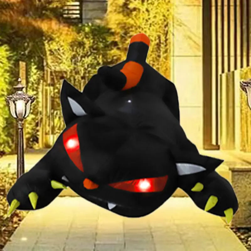 Eine plüschige schwarze und orangefarbene aufblasbare schwarze Katze mit leuchtend roten Augen, grünen Krallen und weißen Ohreninnenseiten, entworfen als 1,8 m LED-Halloween-Gartendeko.
