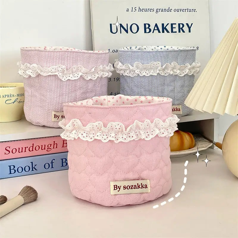 Rosa gepolsterter Stoff-Aufbewahrungskorb mit weißem Spitzenbesatz und passendem Polka-Dot-Innenfutter von Sozakka, entworfen für die Organisation im Kinderzimmer