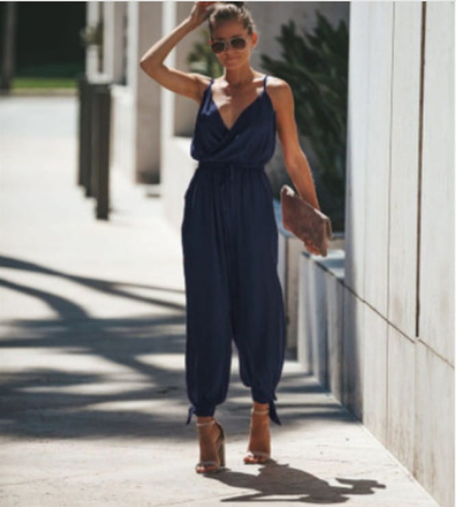 Dunkelblauer ärmelloser Overall mit V-Ausschnitt und Tunnelzug in der Taille, entworfen als Boho-Sommeroverall mit Blumendruck.