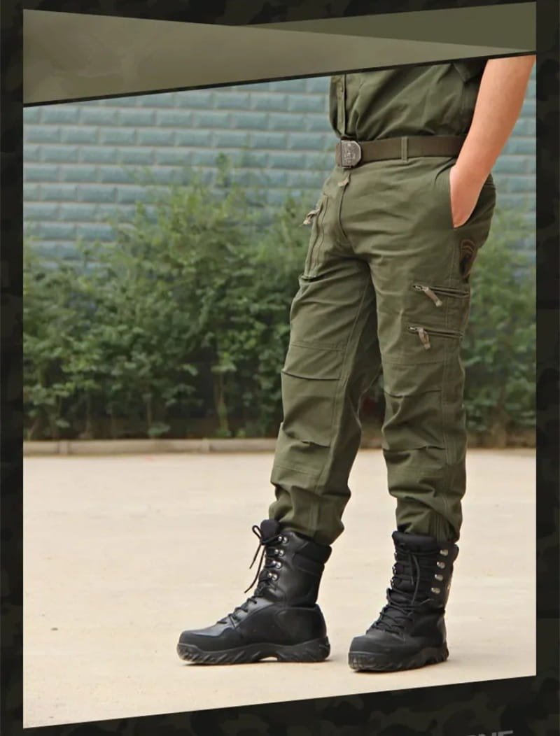 Herren-Tactical-Cargo-Hosen aus Baumwolle mit Camo-Jogger-Optik in Olivgrün mit mehreren Reißverschluss-Taschen und einer stabilen Gürtelschlaufen-Konstruktion.