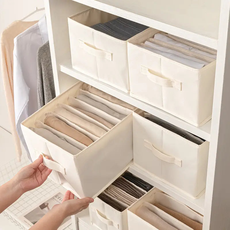 off-weiße Stoff-Wäscheaufbewahrungsbox mit integrierten Griffen und segmentierten Fächern zur geordneten Aufbewahrung gefalteter Kleidungsstücke im Kleiderschrank und in der Aufbewahrungsbox für Jeans