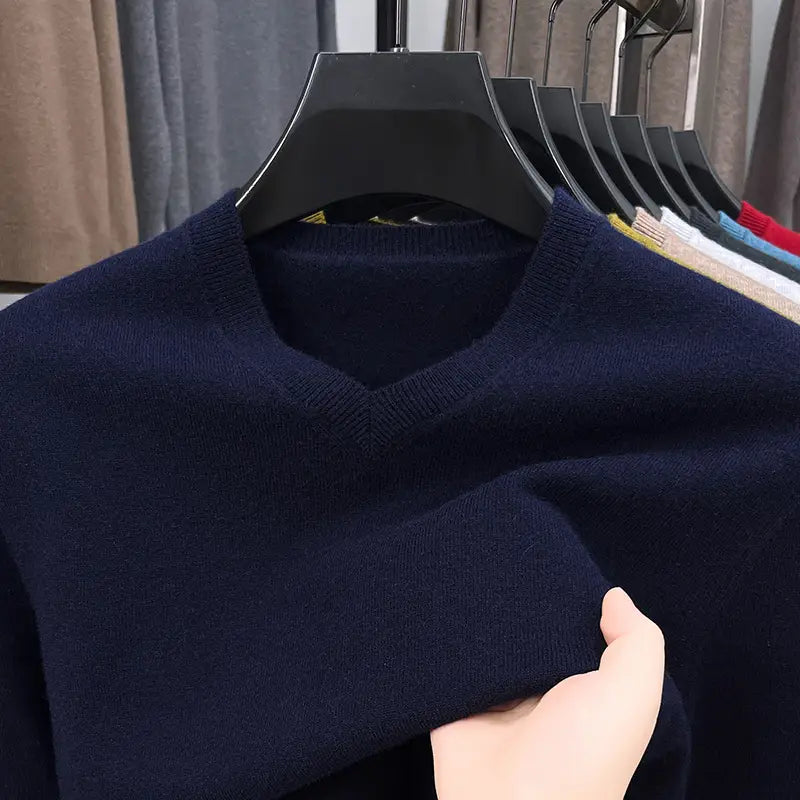 Herren-V-Ausschnitt-Strickpullover in Navyblau mit weicher, gestrickter Struktur, ausgelegt für Komfort und Stil.