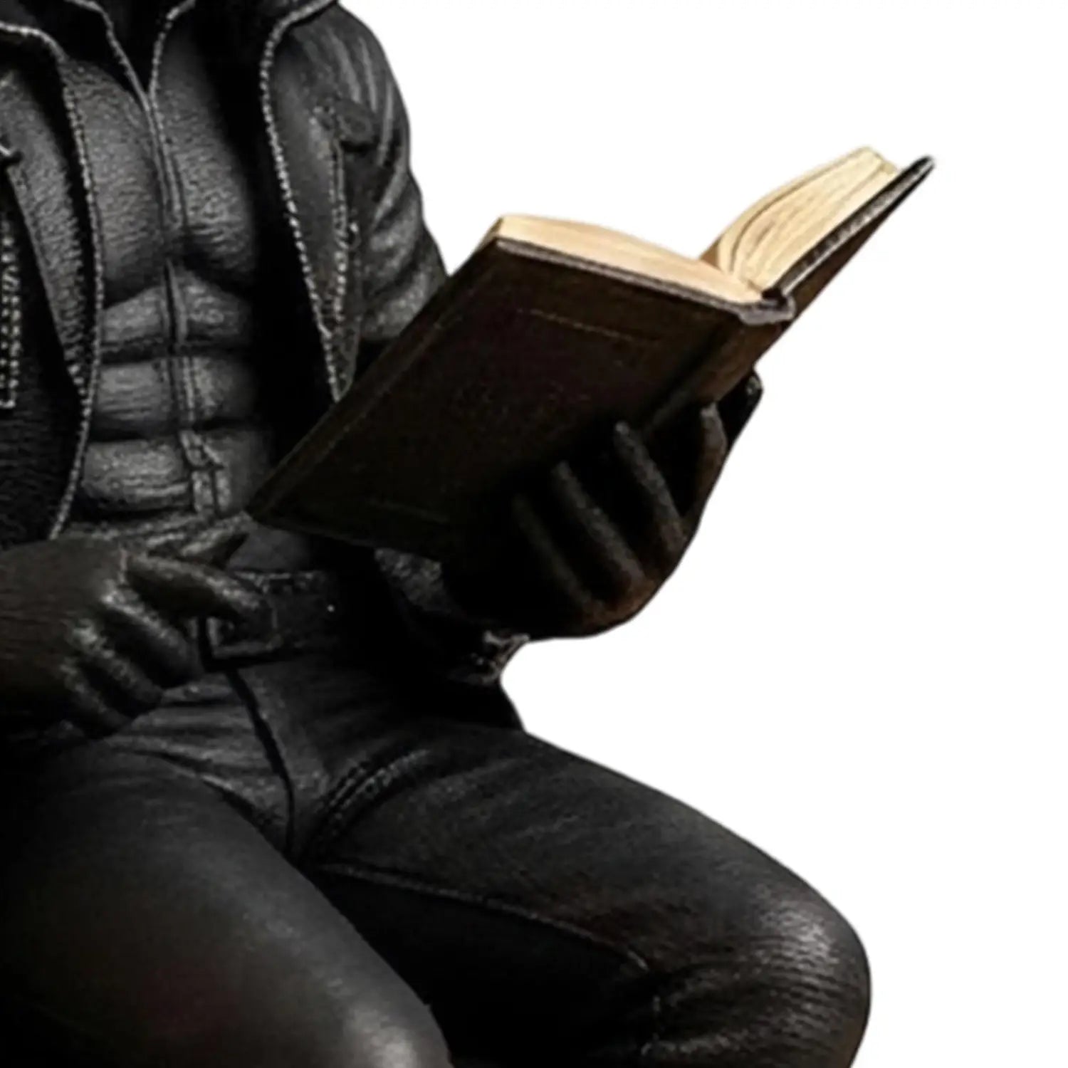 schwarze lederne Jacke- Gothic-Leserfigur, die ein offenes Buch hält, mit verwittert gelblich wirkenden Seiten, entworfen als unheimliche Bücherregal-Statue.