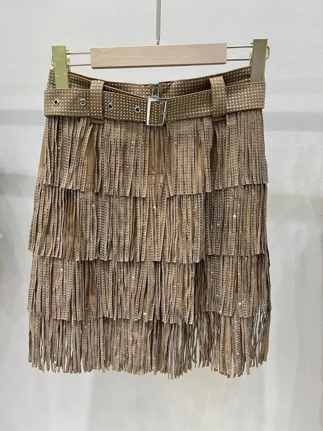 Mini-jupe taille haute en suède taupe à franges en strass, avec ceinture assortie à rivets et boucle à tonalité argentée.