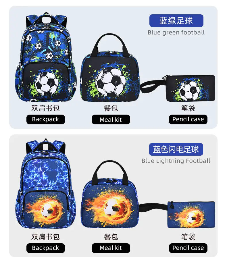 Blaues Jungen-Fußball-Schulrucksack-Set mit schwarzer- und weißer-Fußballgrafik mit grünem Spritzlack auf einem Polyestermaterial, ausgelegt für den Schulgebrauch.