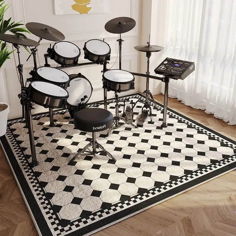 Alfombra de área de notas musicales en blanco y negro para alfombra de sala de estar, que presenta un patrón geométrico con mosaicos hexagonales y un borde de cuadros en tonos alternos de negro y marfil.
