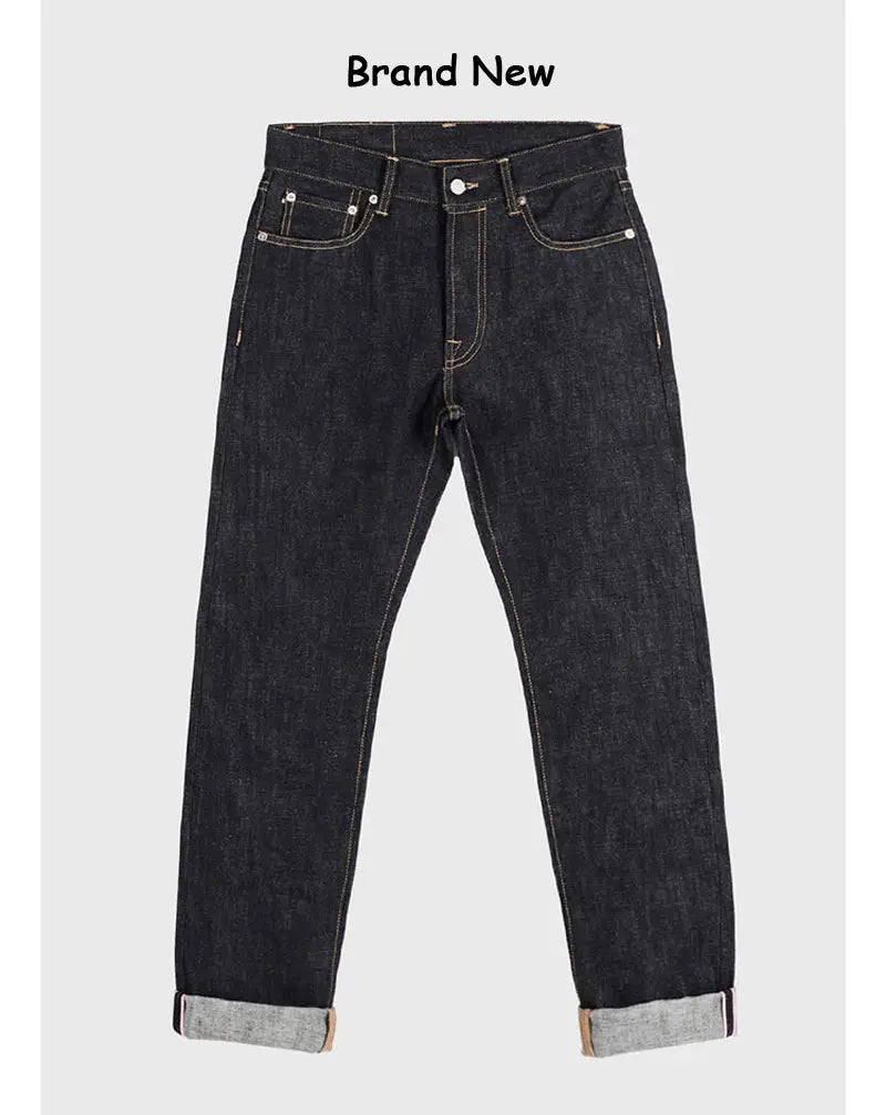Jean « Red Tornado » en selvedge slim droit 16 oz, en denim indigo foncé, avec une conception classique à cinq poches et des ourlets retroussés révélant une doublure intérieure plus claire.