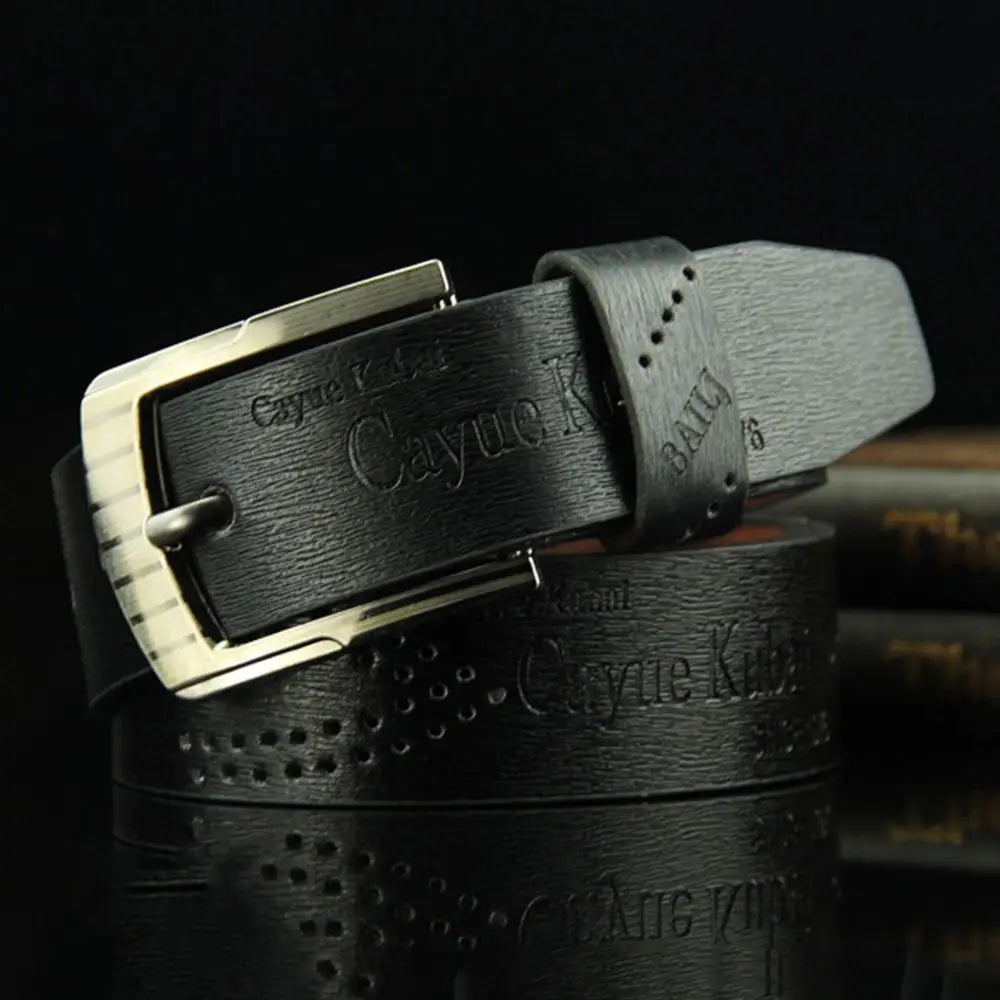 Ceinture en cuir noire pour homme, vintage, pour taille d’affaires, avec une boucle à ton argenté et une marque gaufrée.