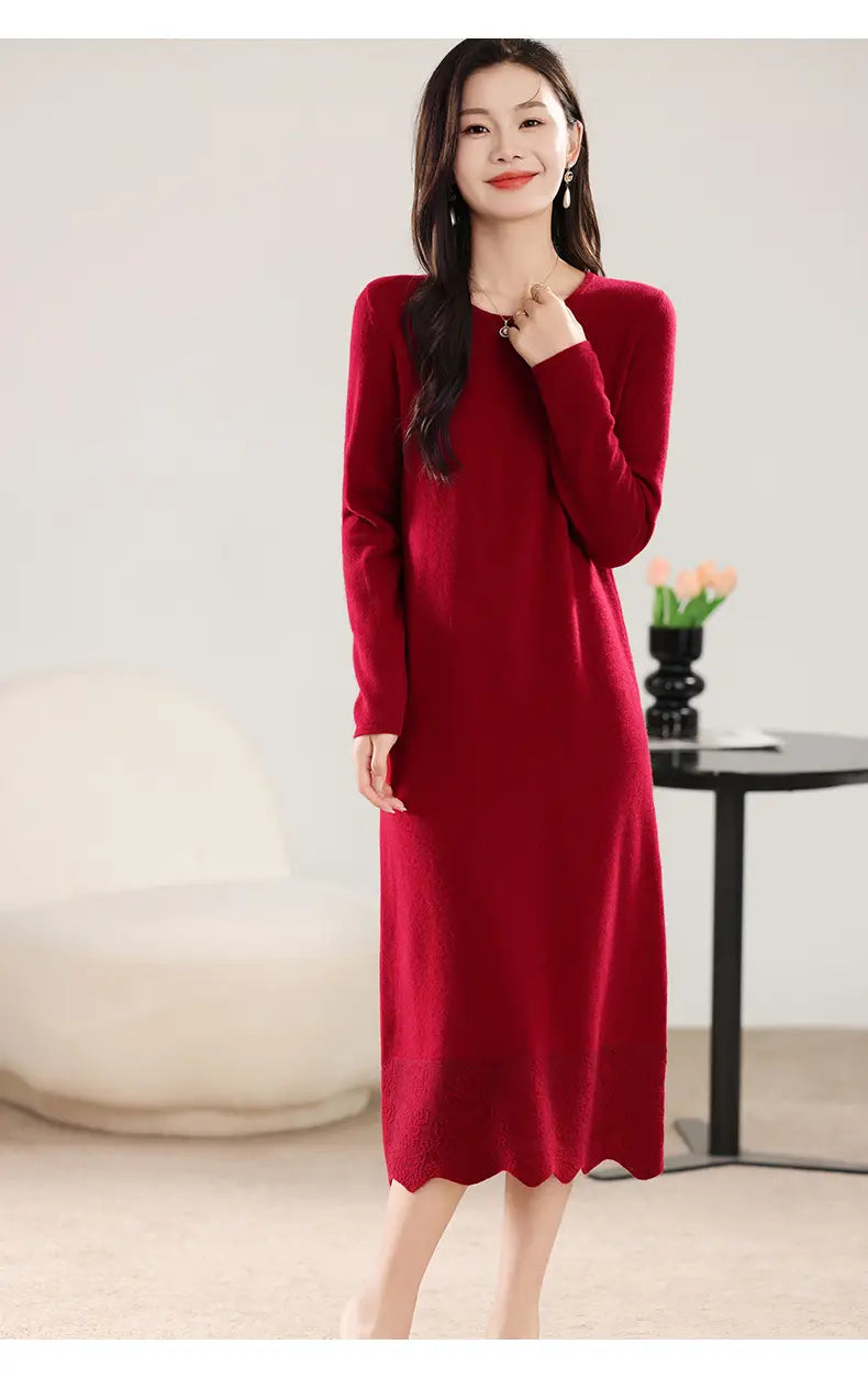Ein kräftig rotes Wollstrickkleid mit langen Ärmeln und gesäumter Volantabschlusslinie.
