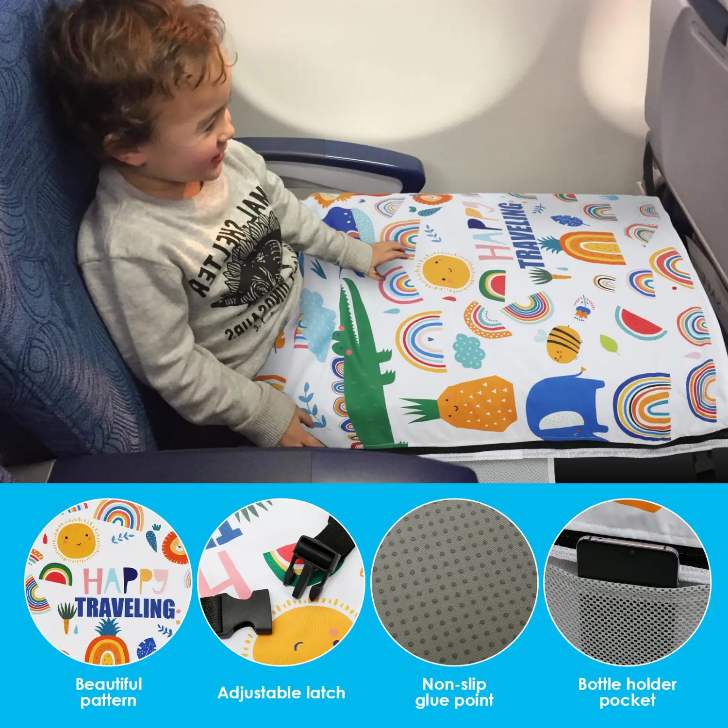 Aufsatz für den Kindersitz im Flugzeug als Reisebett für Kleinkinder mit einer farbenfrohen Sitzauflage mit fröhlichen Cartoon-Tieren und Regenbögen auf weißem Hintergrund.
