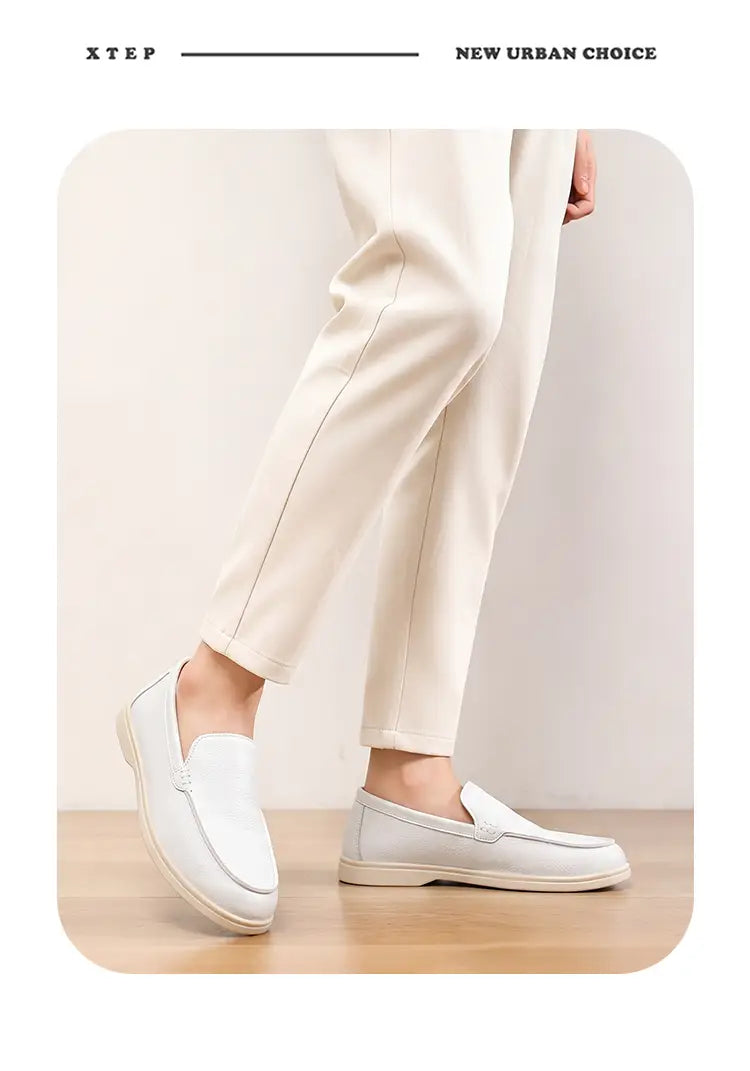 Mocassins à enfiler en cuir noir pour hommes, avec un design minimaliste et des détails de surpiqûres discrets, en cuir blanc.