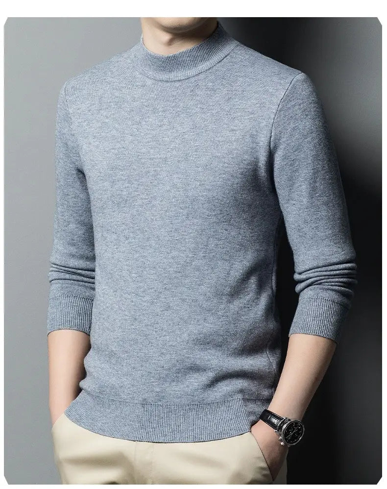 Ein weicher melierter grauer Strickpullover mit Rundhalsausschnitt, gerippten Bündchen und Saum für Herren, Casual-Winterpullover.
