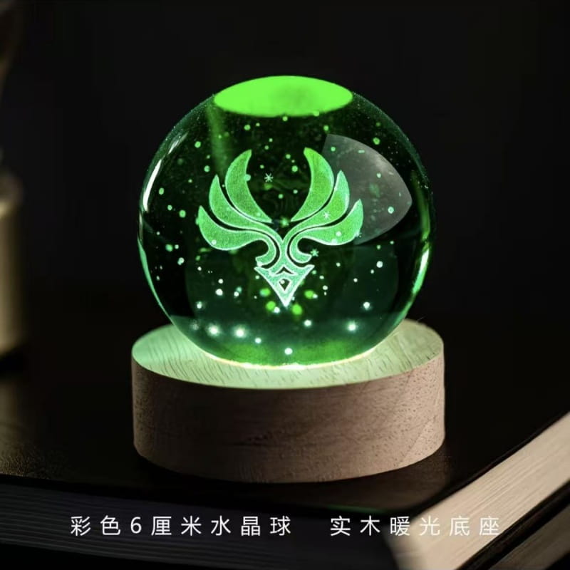 Une boule de cristal verte lumineuse, avec un emblème stylisé gravé sur sa surface, posée sur une base en bois, en tant que produit fini de Genshin Impact.