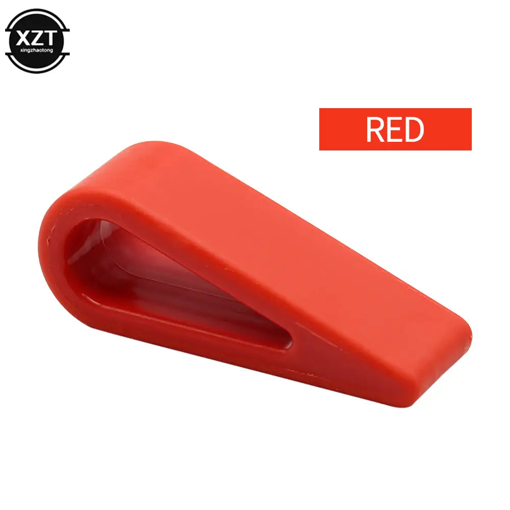 Tope de puerta de silicona roja con un diseño triangular suave que se presenta como parte de una base de enfriador ergonómico ajustable para soporte de laptop