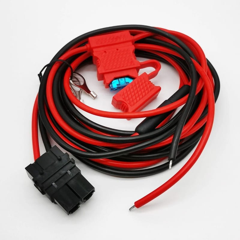 câbles isolés rouge et noir pour cavaliers, avec un porte-fusible en plastique rouge, un connecteur à borne bleue et une fiche multipolaire noire utilisés comme cordon d’alimentation rkn4152a pour les dispositifs d’interphonie Motorola