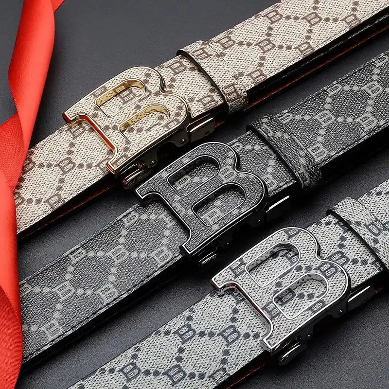 Trois ceintures en cuir pour hommes de marque, automatiques, à motifs, avec des sangles en tissu beige et noir, présentant des designs de boucle b proéminents décontractés de luxe et une inscription répétée à monogrammes.