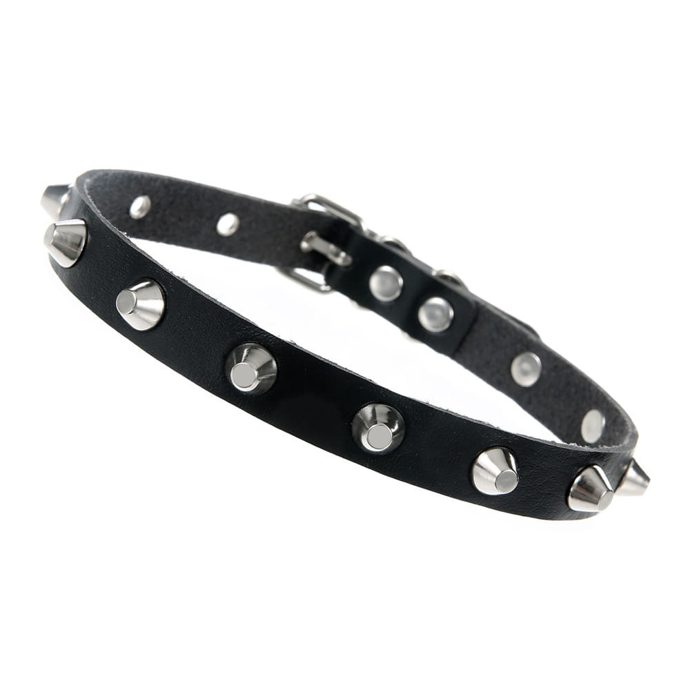 ras-cou en cuir noir à pointes style punk, col orné de pointes métalliques à tons argentés et d'une boucle assortie, idéal pour des looks de soirée, les fêtes.