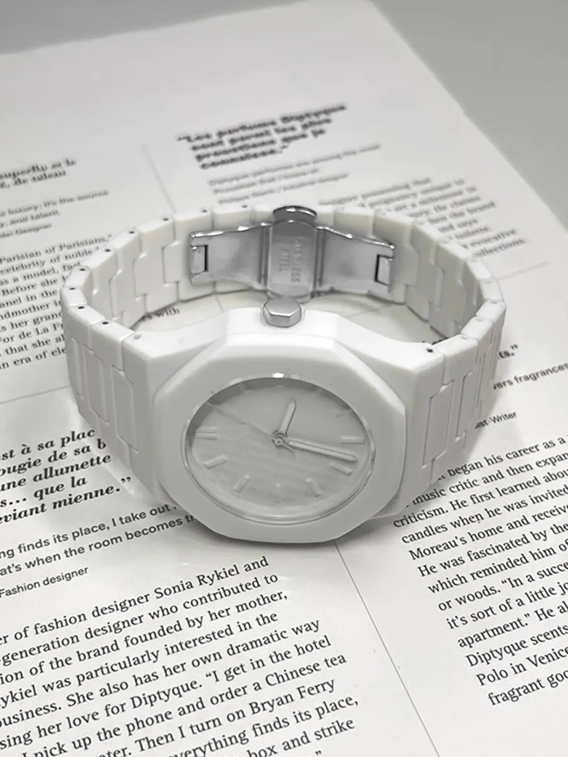 Herrenarmbanduhr Tomi im minimalistischen Design aus weißer Keramik mit einem weißen Keramikband im minimalistischen Design sowie einem silberfarben wirkenden Metallschließenverschluss.