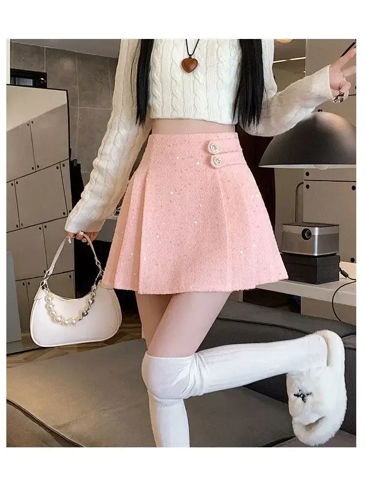 Rosa Bouclé-Falten-Minirock mit paillettenartigem, strukturiertem Stoff und zwei dekorativen Knöpfen am Bund.
