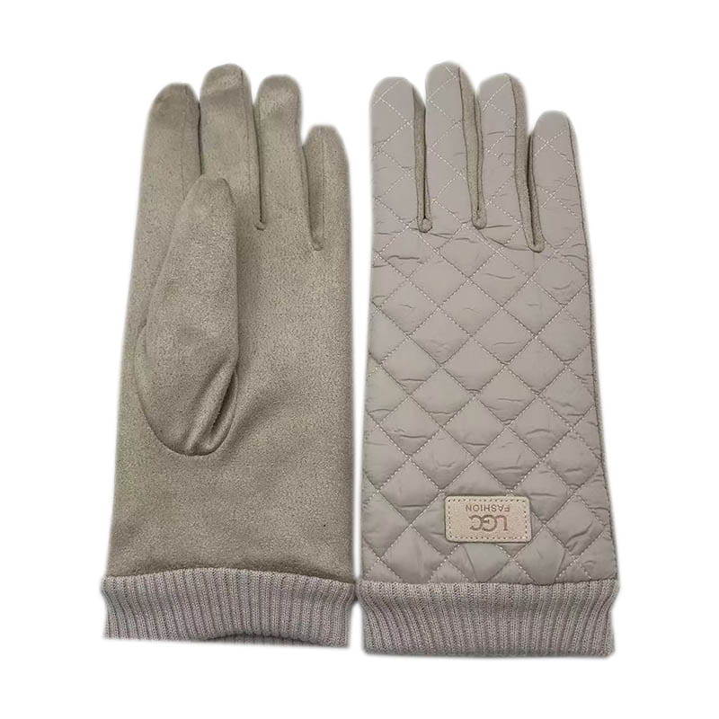 Gants d’hiver pour femmes en écran tactile thermiques matelassés beige, avec texture en suède doux, poignets tricotés côtelés et écusson logo UGG sur la paume.