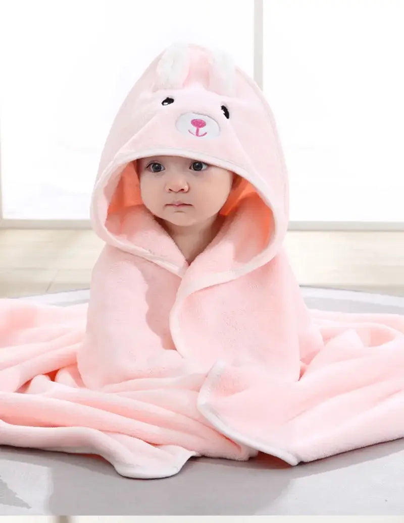 Serviette de bain pour bébé à capuche en peluche rose à thème animal, avec un adorable motif de visage de lapin sur la capuche.