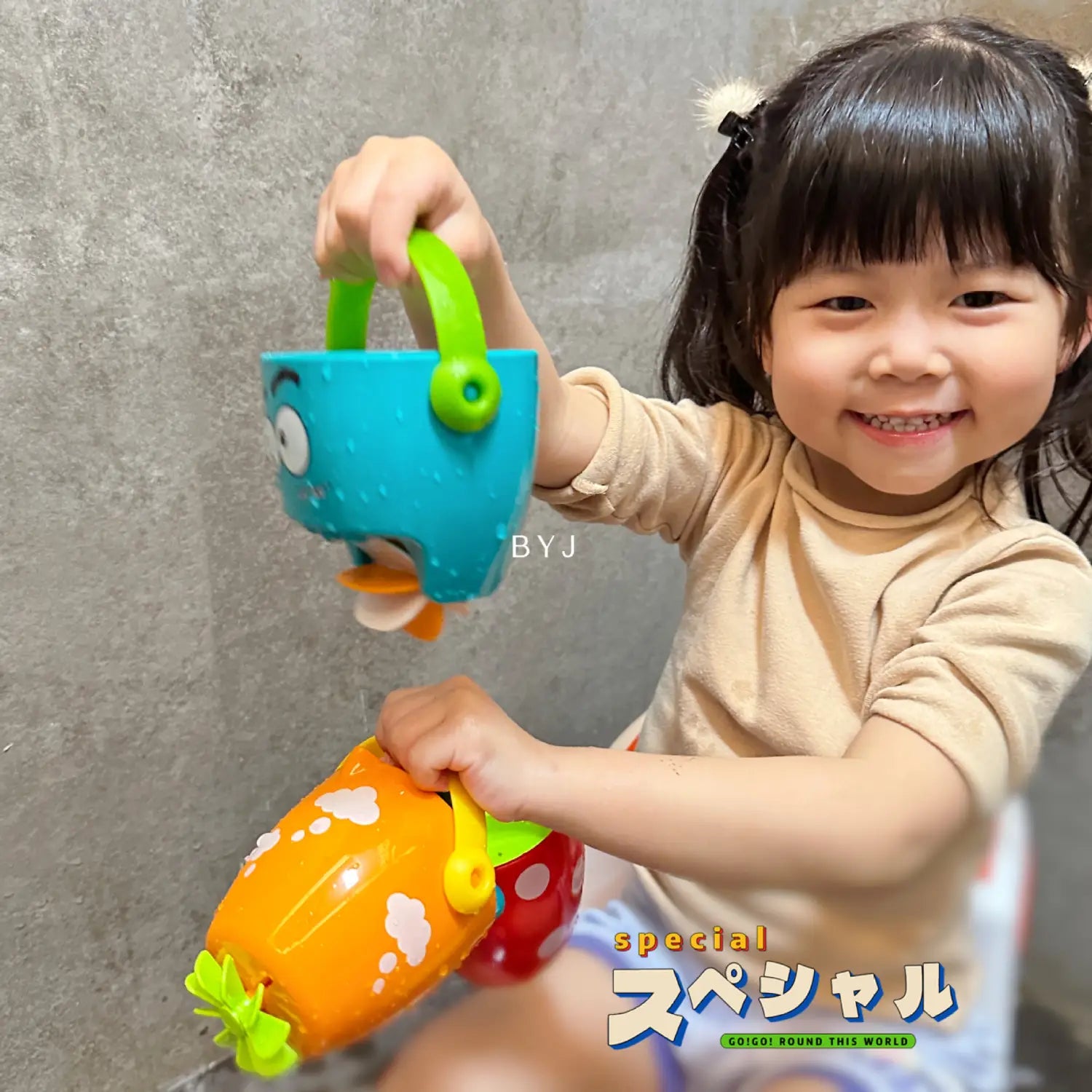 Blauer Plastik-Wassersprenger für Kinder (Gießkanne) mit grünem Griff und Cartoon-Gesichtsdesign aus dem Spielset für Baby-Badewannen-Eimer mit Wassersprühfunktion.