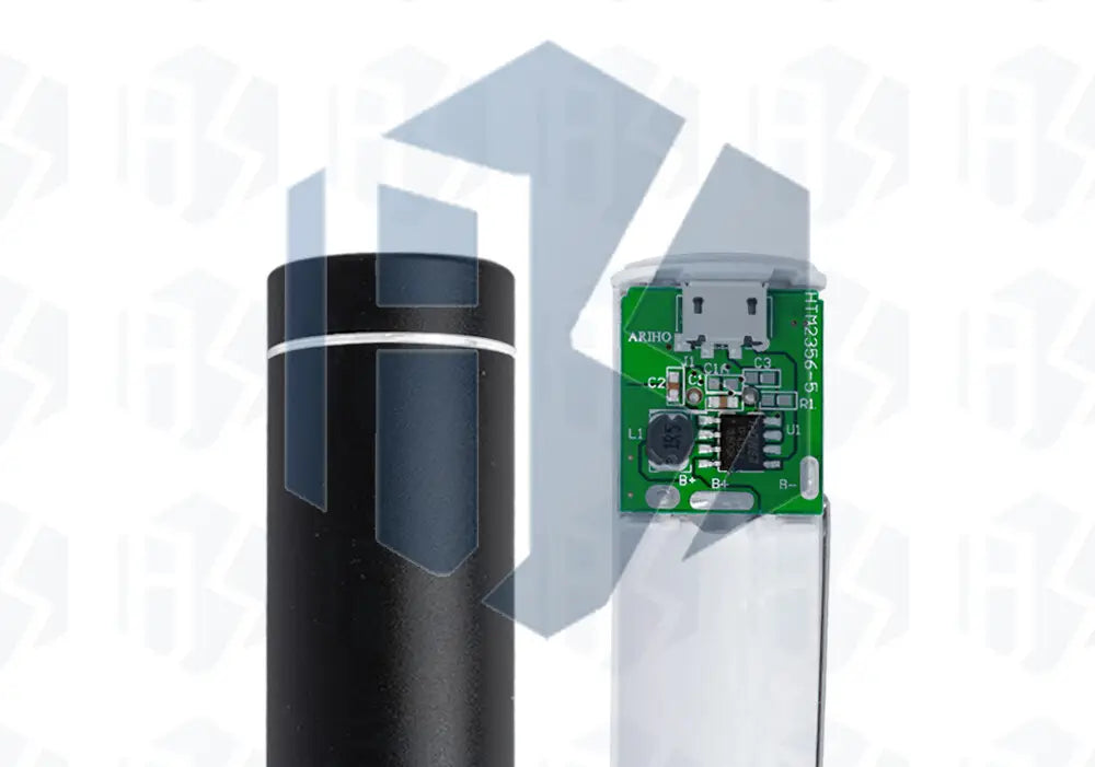 Schwarzes zylindrisches DIY-Metall-Powerbank-Baukastenset mit silbernem Akzentband und transparentem Seitenpanel, das die interne Leiterplatte erkennen lässt, ausgelegt für Ausgang 5-V-USB-Laden.