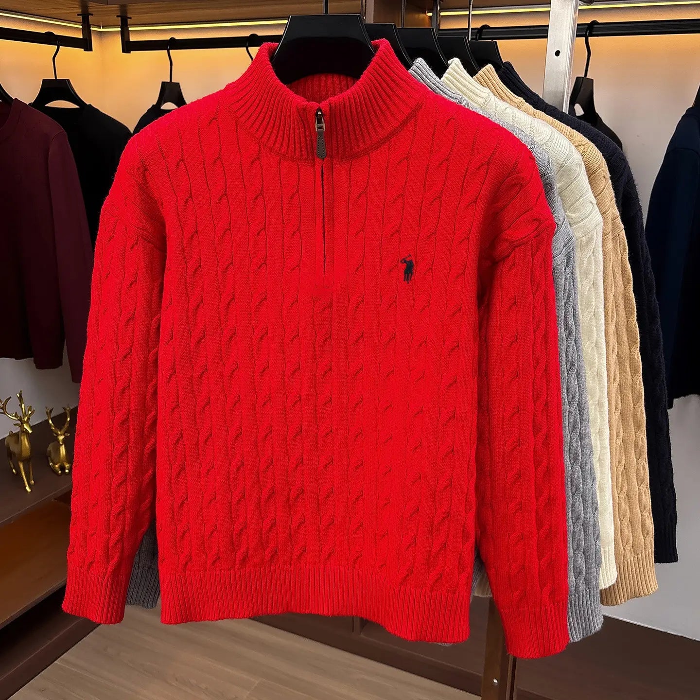 Herren-Designer-Sweater aus kräftigem Rot mit Zopfmuster und halbem Reißverschluss, mit klassischem Polologo auf der Brust.