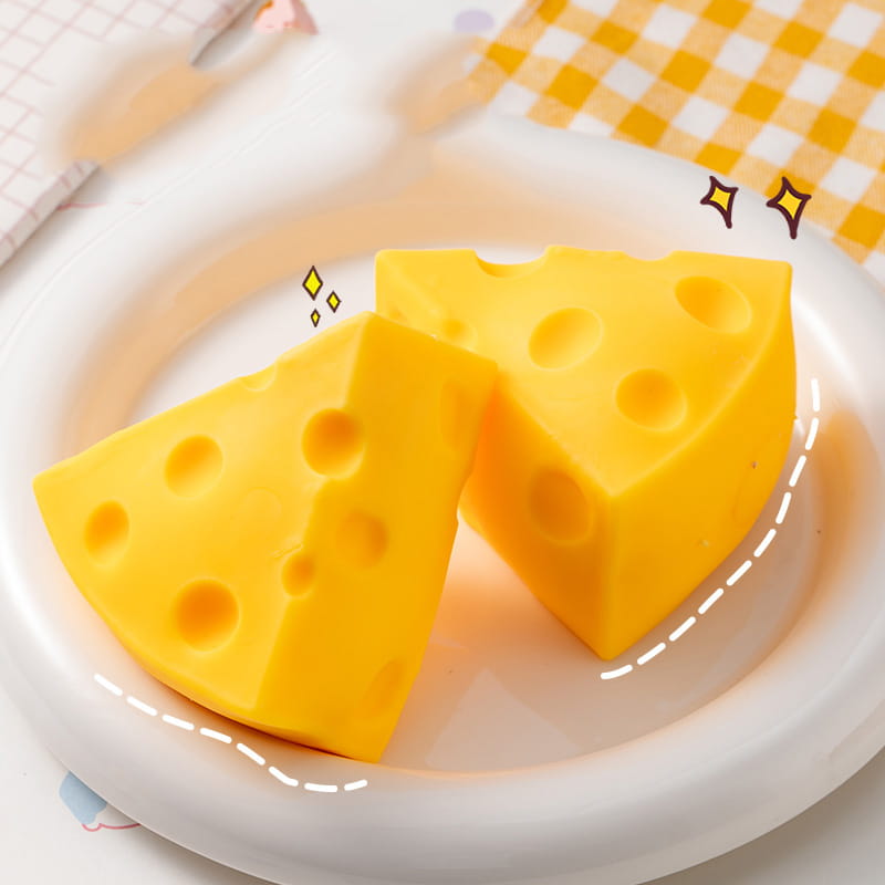 Deux éponges de bain en silicone jaune vif en forme de fromage, qui s’écrase, avec des trous caractéristiques, conçues comme cadeaux pour les fêtes de jouets sensoriels à faire lentement monter.