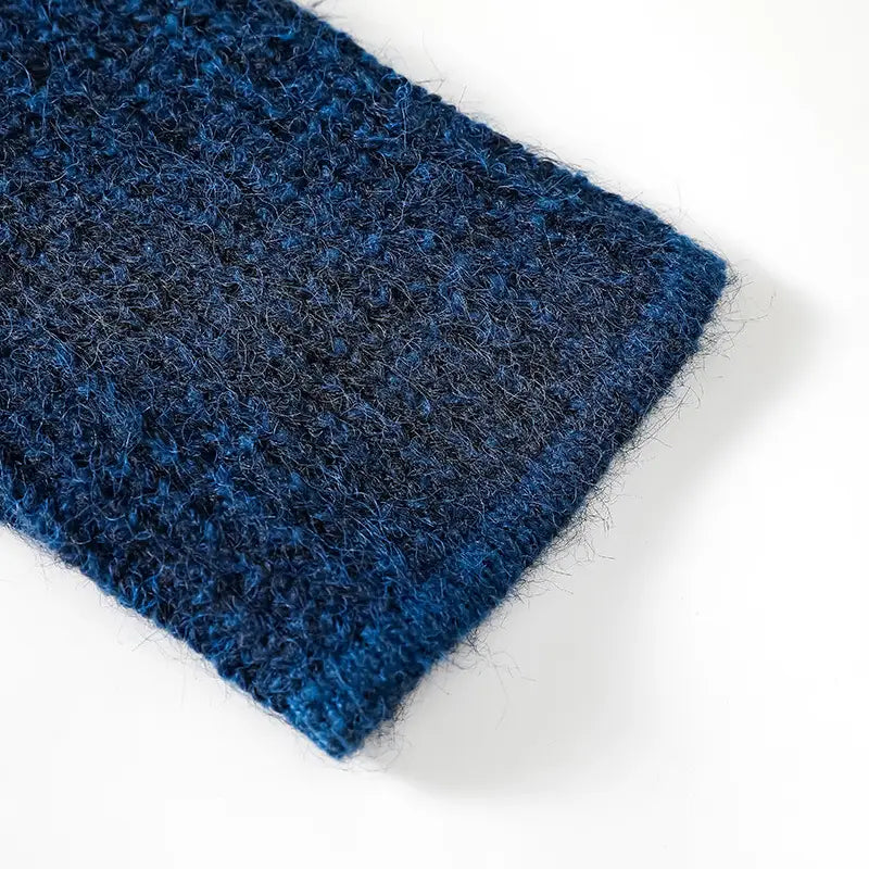 Herren-V-Ausschnitt-Strickcardigan in tiefblau mit strukturiertem Strick und einer flauschigen, wollähnlichen Oberfläche.
