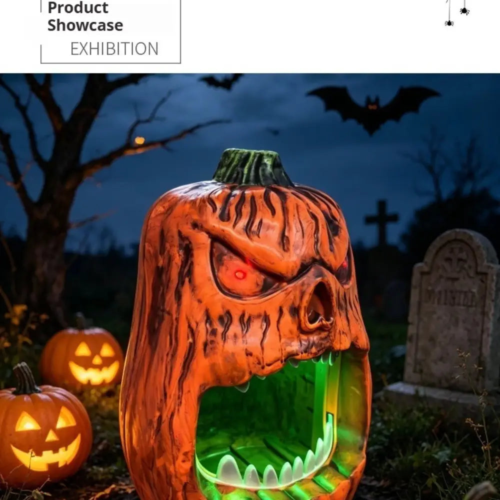caja de almacenamiento para caramelos con calavera de calabaza de Halloween hecha de plástico naranja, con ojos rojos brillantes y luces LED verdes que iluminan su boca abierta, revestida con dientes blancos.