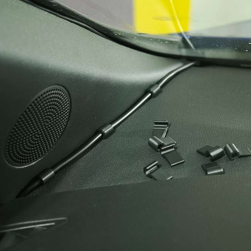 pinces de câble à emboîtement en plastique noir, fabriquées en plastique résistant, pour fixer les câbles dans l’habitacle du tableau de bord de la voiture.