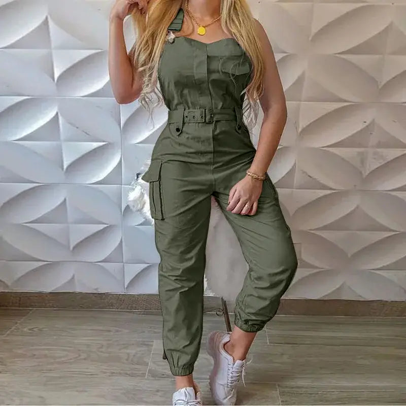 Combinaison cargo utilitaire vert olive avec plusieurs poches et taille ceinturée, conçue comme une combinaison ample et décontractée.