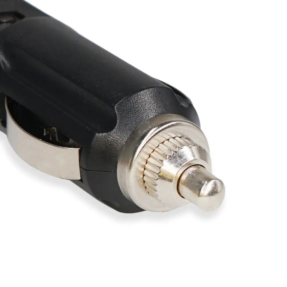 schwarzes Kunststoff-12-V-Gleichstrom-Autoladegerät mit silbermetallischem Stecker und strukturiertem Griff für die Verwendung mit Baofeng UV5RE 5RA