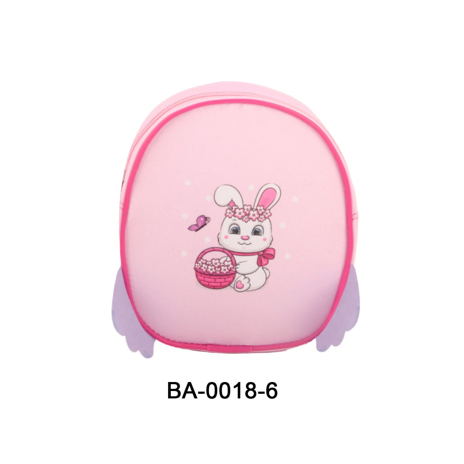 Rosa Kinderpuppenrucksack mit niedlichem Cartoon-Häschen, das einen Blumenstrauß in einem Korb hält, mit rosafarbenem Besatz und flügelähnlichen Seitentaschen für Reisen und Accessoires.