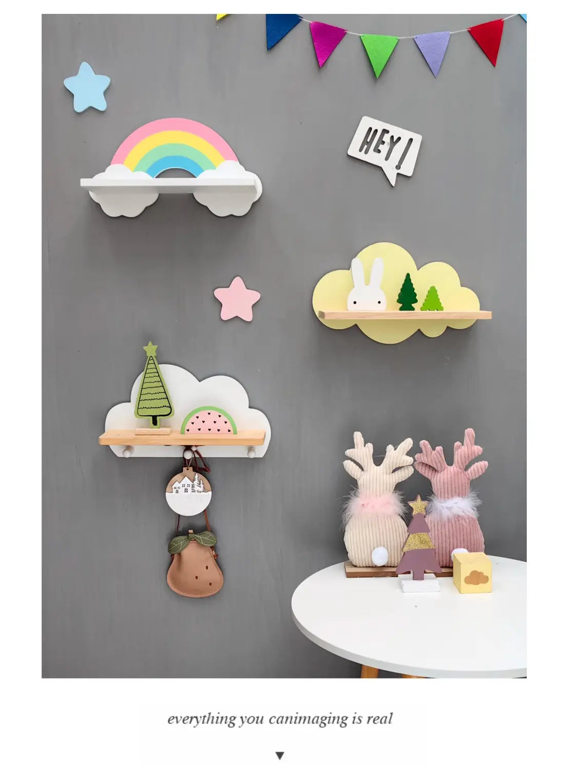 Ein pastellfarbenes, regenbogenförmiges Bücherregal aus Holz für Kinder an der Wand mit weißen Wolkenbasen und einem farbigen Bogen darüber zur Organisation des Kinderzimmers.