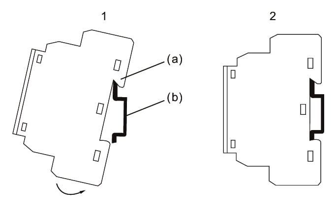 Connecteur rectangulaire en plastique noir avec bords crantés situé sur la face arrière du contrôleur de protocole Etek Evse Protocol Controller 2.0 pour les stations de recharge de véhicules électriques.