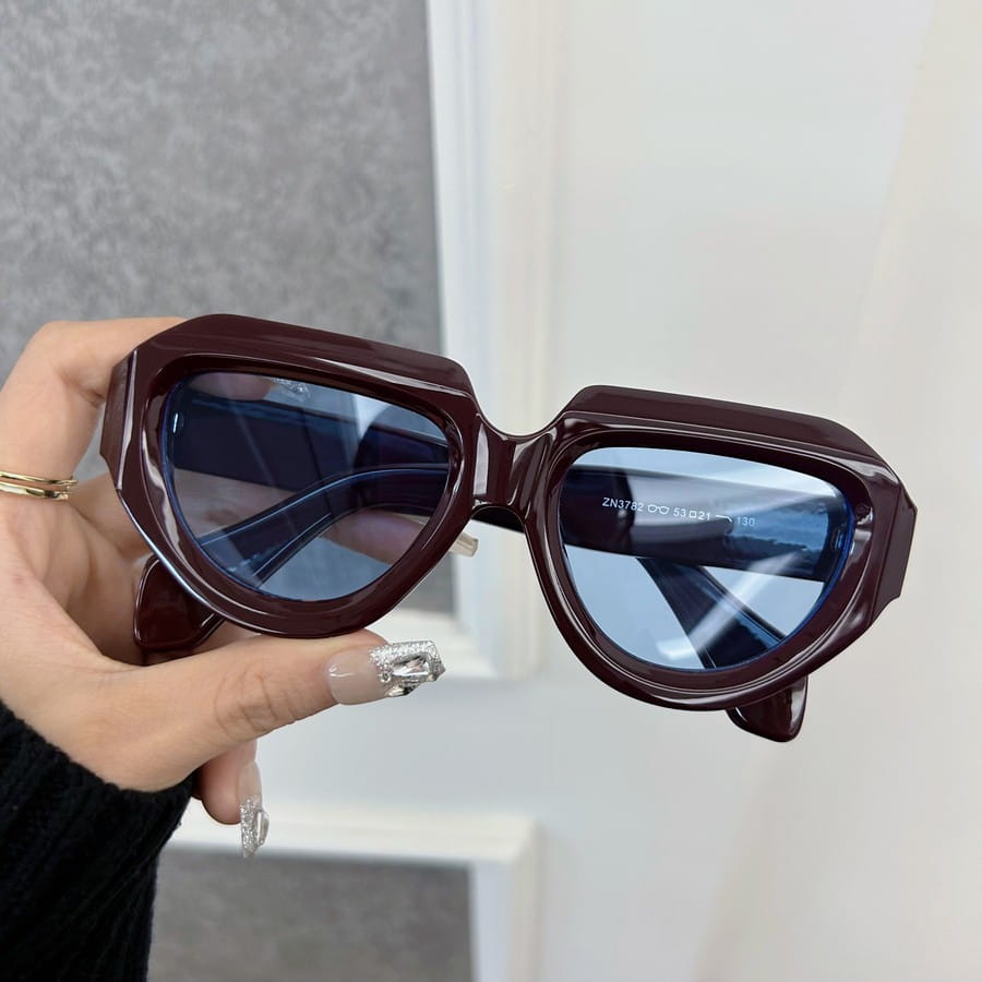 Gafas de sol geométricas burdeos para mujeres y hombres con monturas de acetato y lentes con degradado azul.
